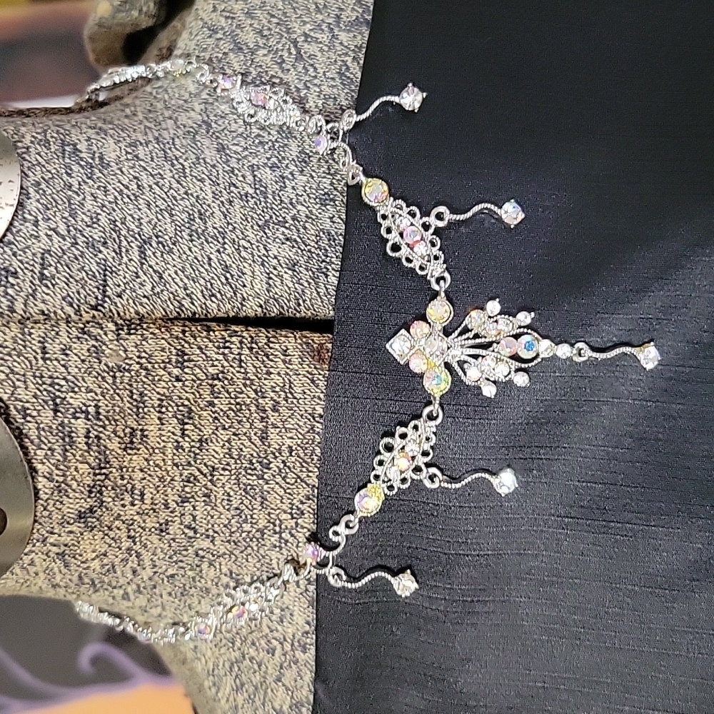 Silver& Iridescent Rhinestone Short Necklace